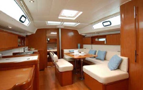 Beneteau_Oceanis43_salon