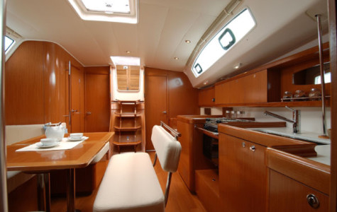 Oceanis 43_sailingboat_saloon