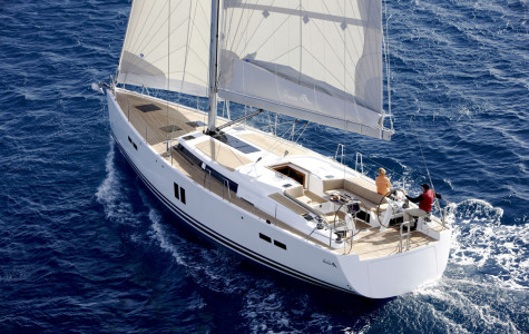 Hanse 545 segelt nahe Pisa an der Kueste